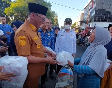 Berkah Ramadhan, Walikota Cilegon Dan OPD Bagikan Ribuan Nasi Kotak ke Masyarakat