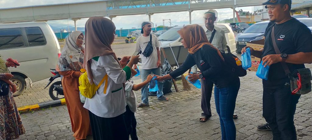 Berkah Ramadhan, Forum Wartawan Kepelabuhanan (FWP) Merak Berikan 200 Takjil Kepada Masyarakat