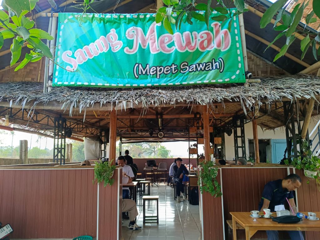 Rumah Makan Saung Mewah Perbatasan Cilegon – Kabupaten Serang, Tawarkan Menu Kekinian dan Tradisional