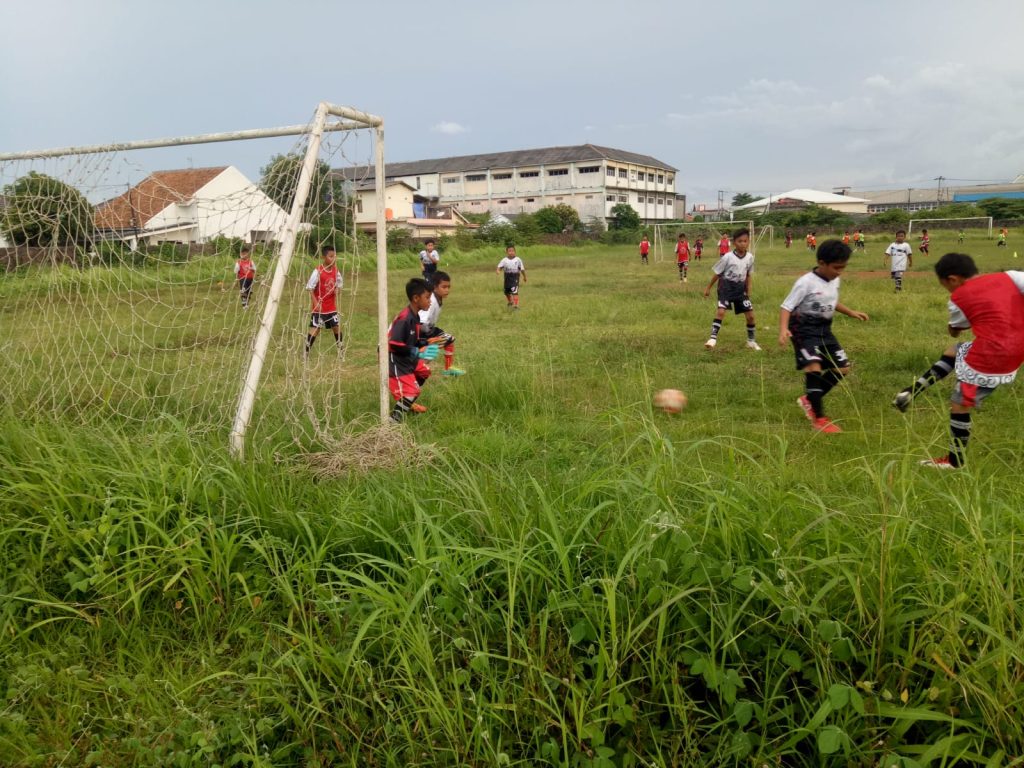 Rumput Di Stadion Mini Kecamatan Jombang Mulai Gondrong